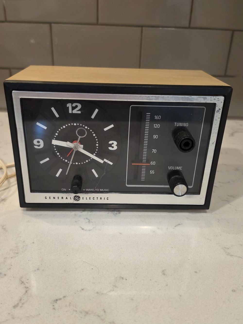 Black and Wood Retro Clock Radio- Clock works, am hums